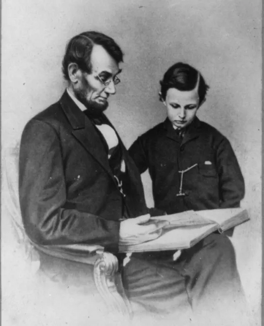 Abraham Lincoln und sein kleiner Sohn Tad schauen 1864 gemeinsam in ein Fotoalbum